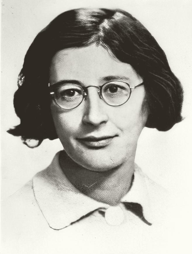 Ritratto fotografico di Simone Weil: una giovane donna con capelli scuri a caschetto e occhiali tondi, lo sguardo diretto verso l'obiettivo.